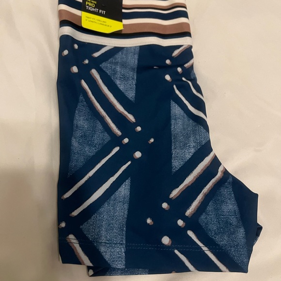 Nike Women’s 3” Shorts - Picture 3 of 3